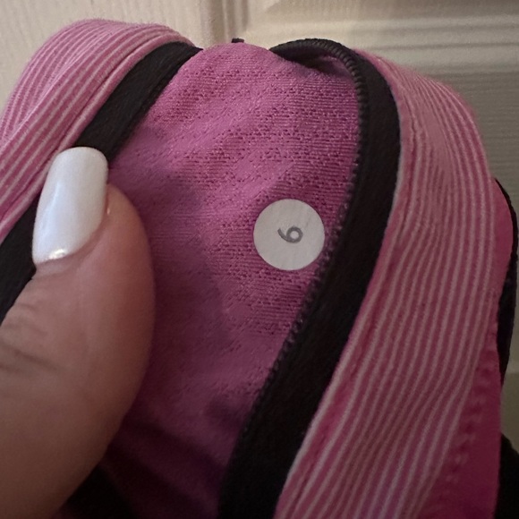 Lululemon Athletica Black and Pink capri Leggings 6 gym activewear athletic - Picture 2 of 7